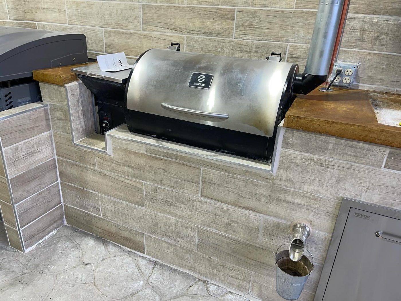 Built-in outdoor kitchen with tile